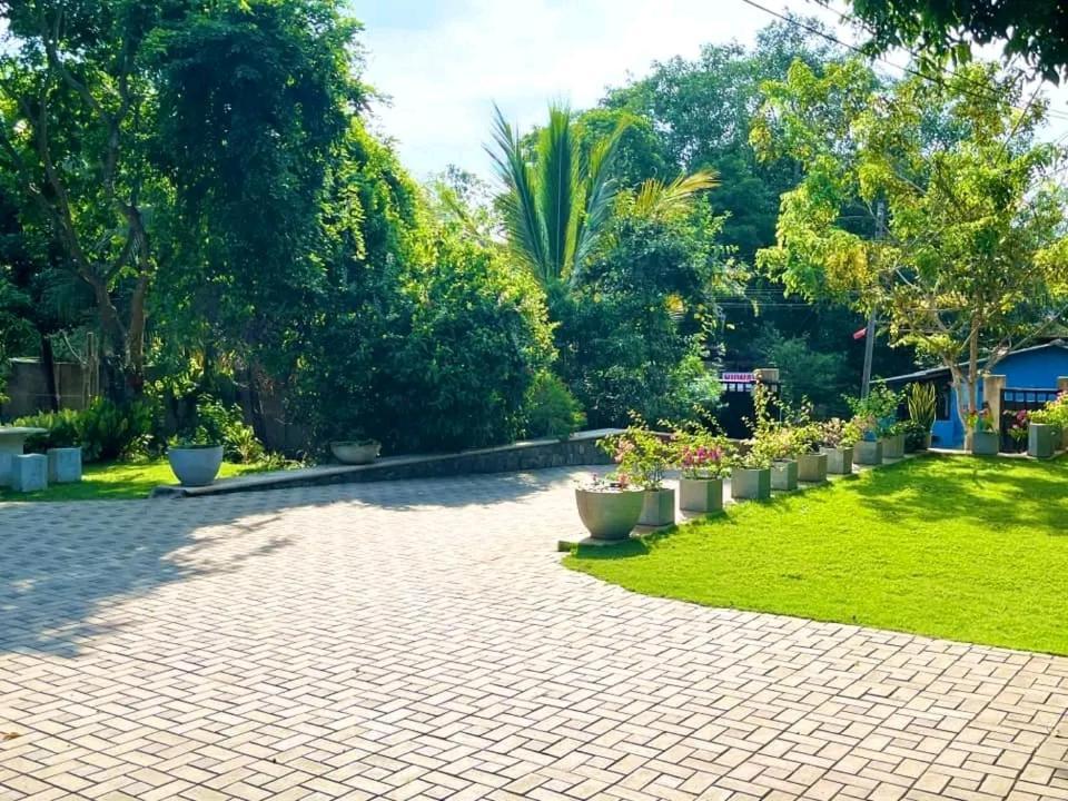 Golden Residence Anuradhapura Buitenkant foto