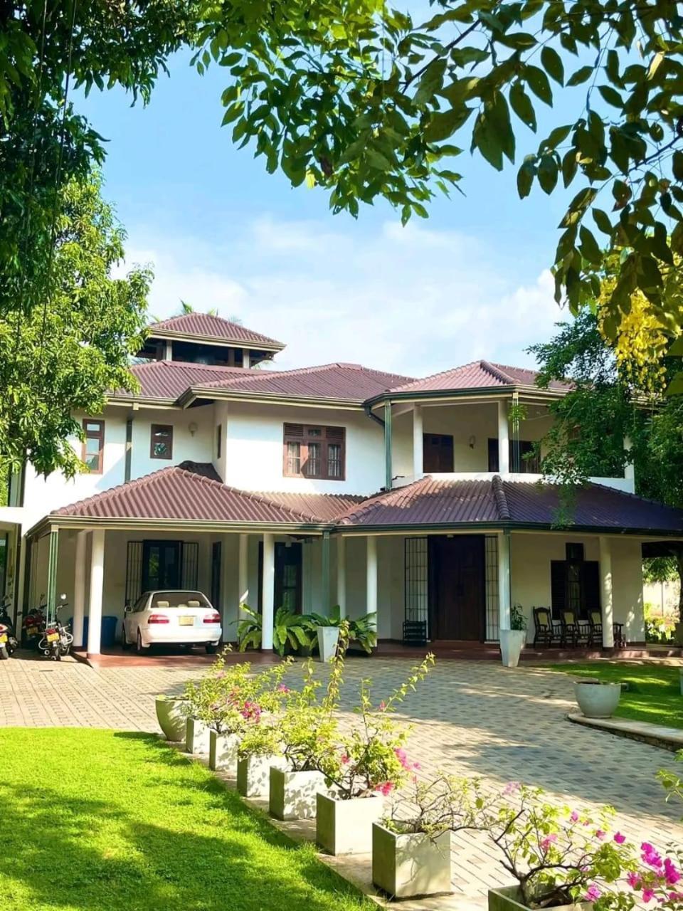 Golden Residence Anuradhapura Buitenkant foto