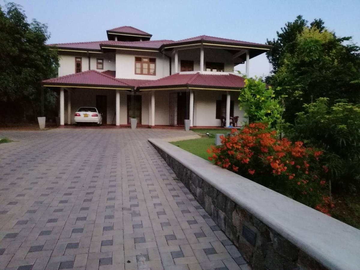 Golden Residence Anuradhapura Buitenkant foto