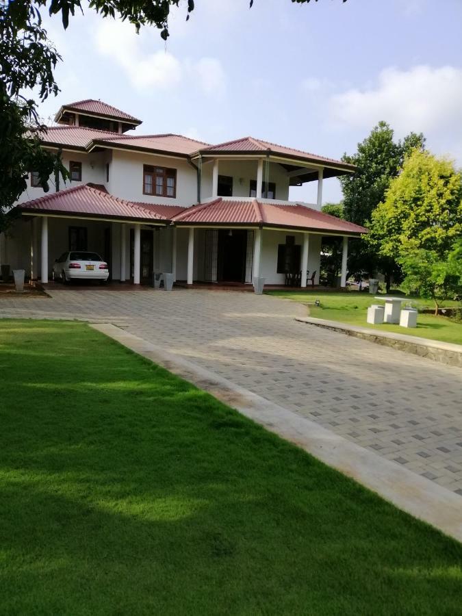 Golden Residence Anuradhapura Buitenkant foto